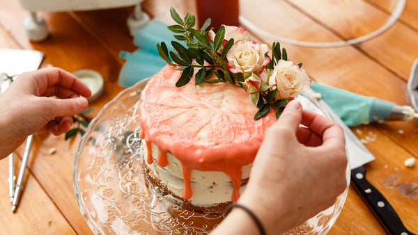 Stunning finish for cake with flower
